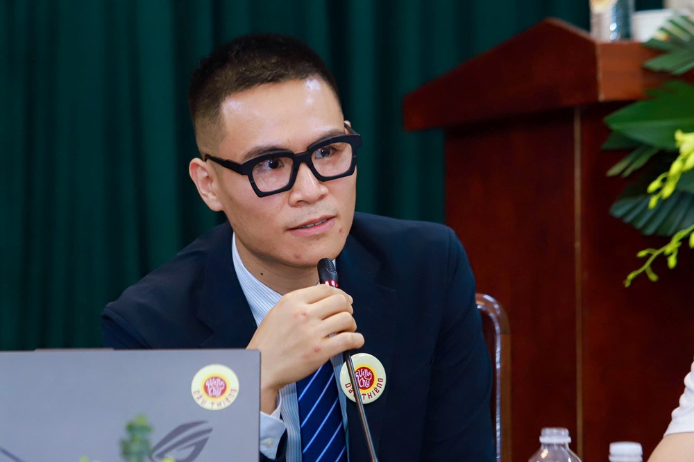 Họa sĩ Chu Nhật Quang chia sẻ cảm nhận về triển lãm "Dấu thiêng"